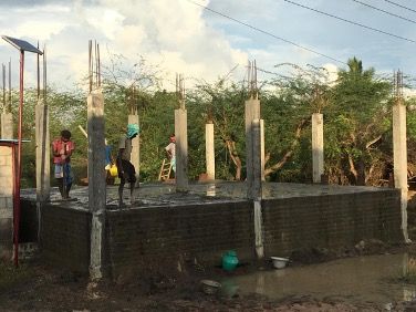 Das Fundament in Sirupinayur ist fertig. Es wurde so hoch angelegt, damit es bei Monsunregen nicht überspült wird.